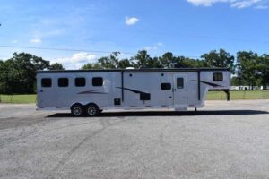 new-2024-lakota-8313rkbglq-charger-3-horse-trailer-with-13-short-wall.jpeg New 2024 Lakota 8313RKBGLQ Charger 3 Horse Trailer with 13′ Short Wall